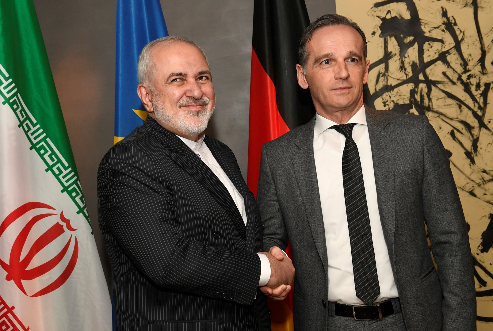 ظريف يعود من ألمانيا رفقة إيراني احتجزته برلين بسبب العقوبات الأمريكية