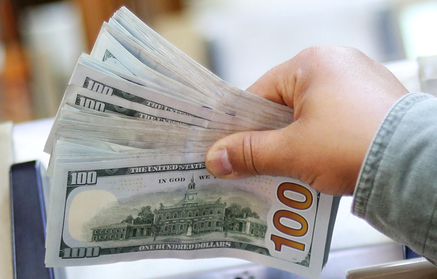 الدولار ينخفض في مصر ويسجل 15.58 جنيه
