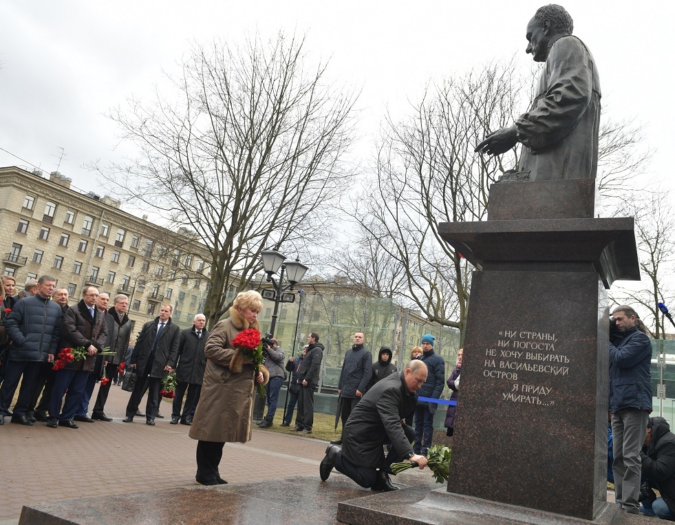 بوتين يضع الزهور عند نصب تذكاري لأناتولي سوبتشاك ببطرسبورغ