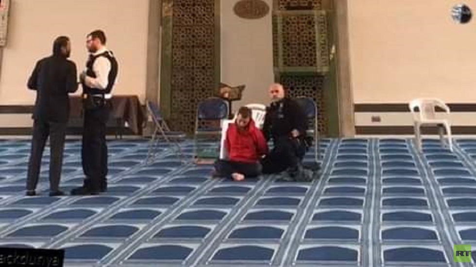 شاهد لحظة اعتقال منفذ عملية طعن مؤذن بمسجد في العاصمة البريطانية لندن