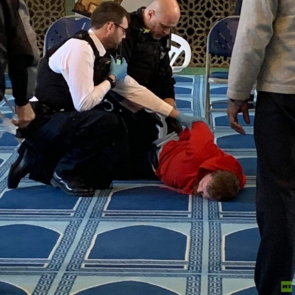 شاهد لحظة اعتقال منفذ عملية طعن مؤذن بمسجد في العاصمة البريطانية لندن