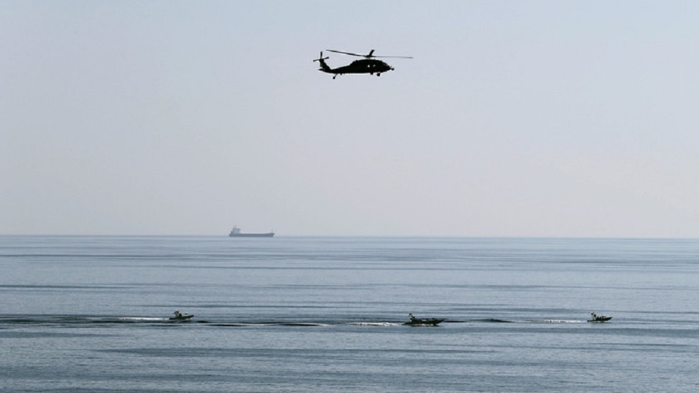 إيران تحتجز سفینة أجنبية في خليج عمان وتعتقل 13 بحارا كانوا على متنها