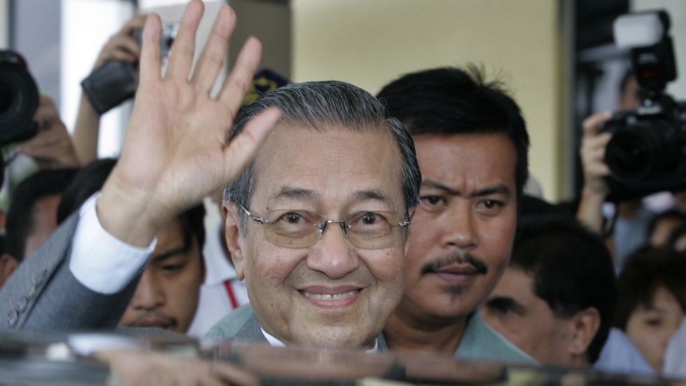 ملك ماليزيا يقبل استقالة مهاتير محمد ويطلب منه البقاء لتصريف الأعمال