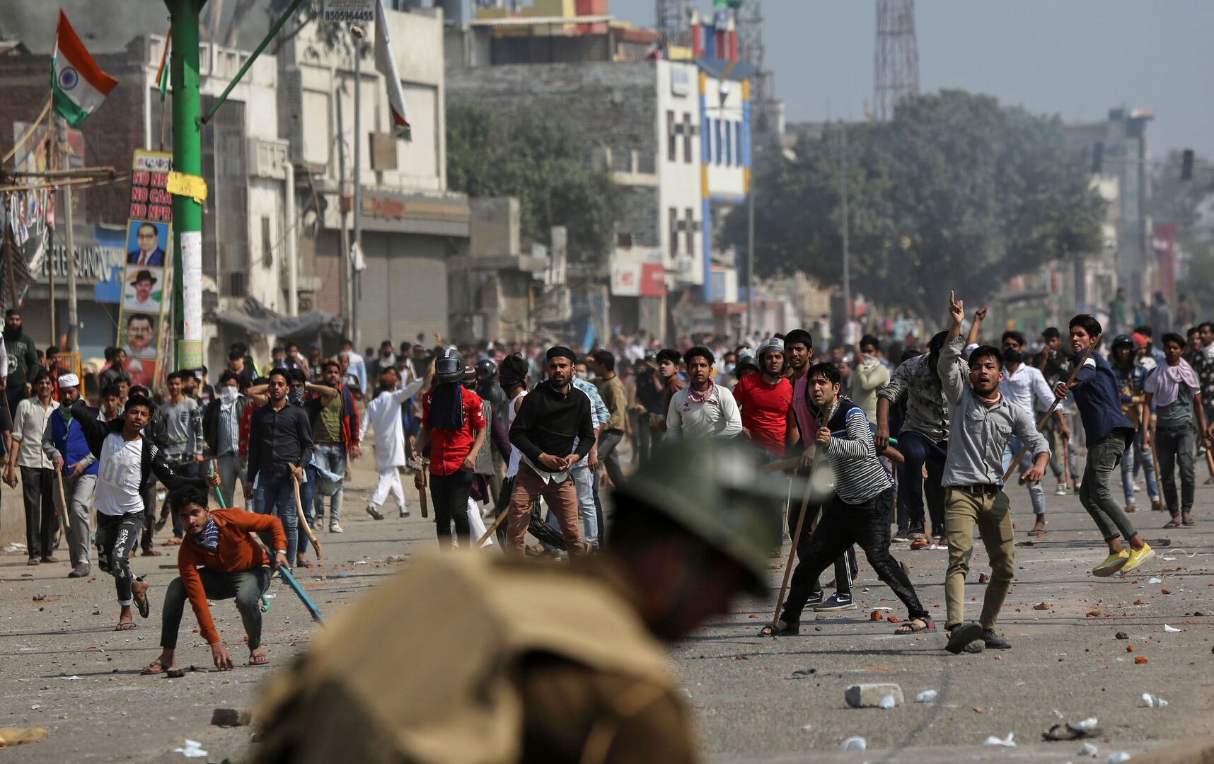 مقتل 5 أشخاص وإصابة 90 آخرين جراء اشتباكات عنيفة بين الشرطة والمتظاهرين في نيودلهي