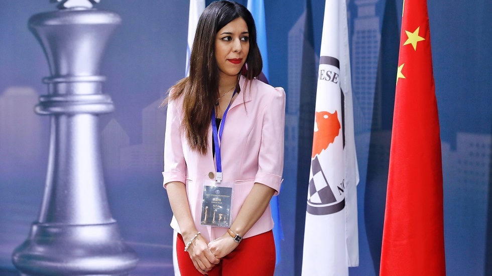 مخاوف حكم شطرنج إيرانية من العودة إلى بلادها بسبب الحجاب