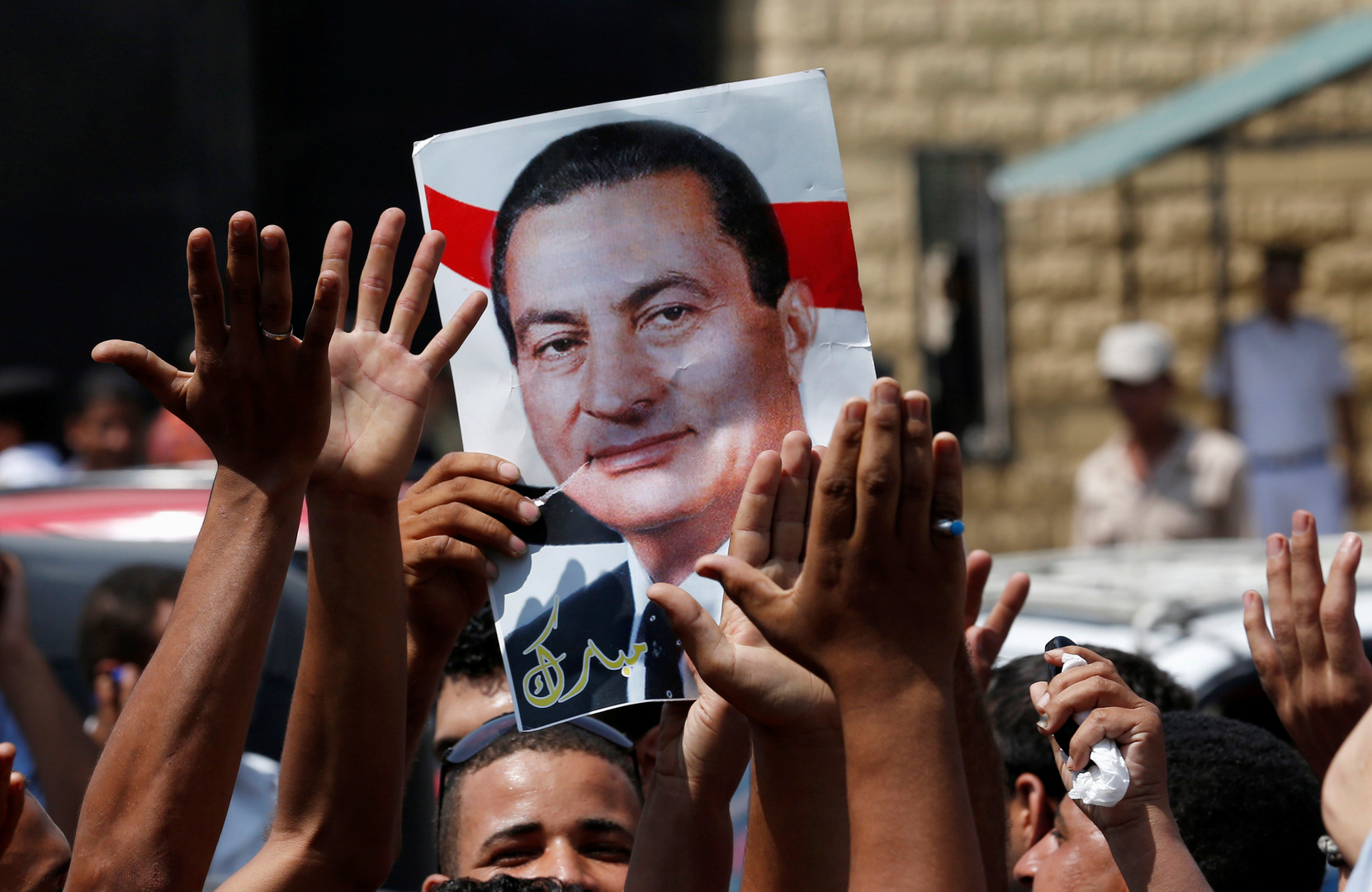 الحكومة المصرية وشيخ الأزهر يصدران بيانا بعد وفاة مبارك