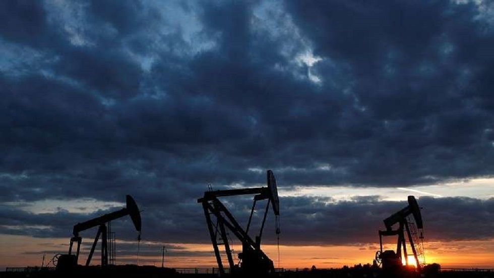النفط يواصل خسائره والخام الأمريكي يهبط أكثر من دولار