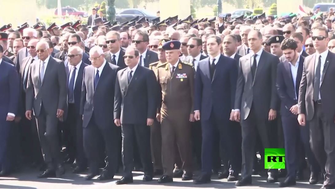 الرئيس المصري يتقدم جنازة عسكرية لمبارك
