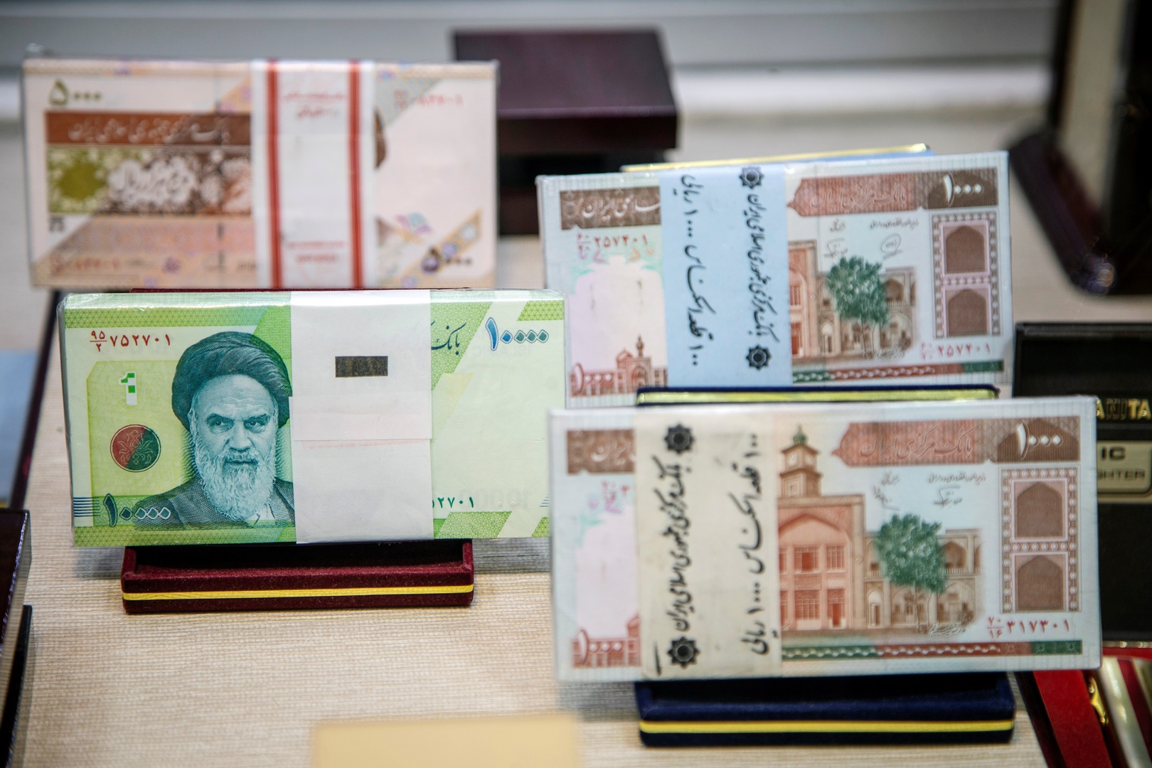 هبوط حاد في سعر صرف الريال الإيراني