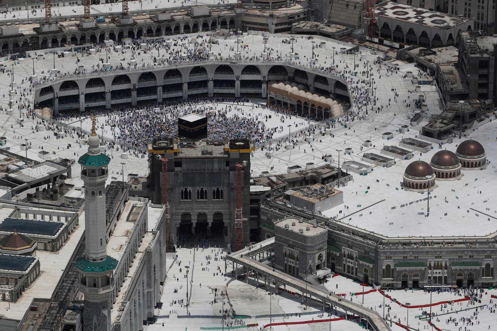 السعودية تعلق الدخول إلى أراضيها لأغراض العمرة وزيارة المسجد النبوي