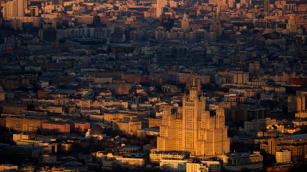 بين الشرين يختارون الأوسط