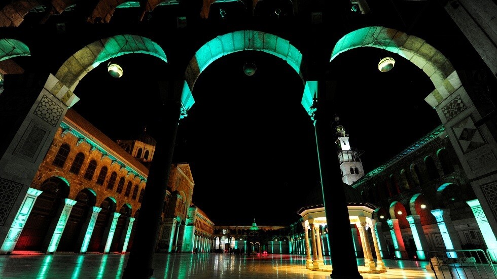 إيران توقف إرسال مواكب السياحة الدينية إلى دمشق للحد من انتشار فيروس كورونا