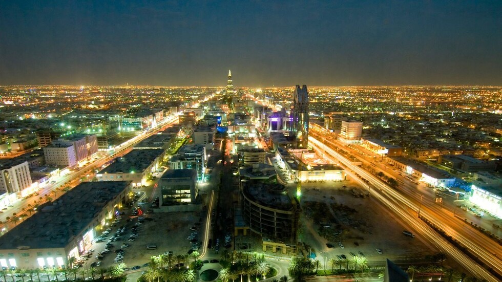 كاتبة سعودية لمواطنيها: بلاش أحضان ودق خشوم