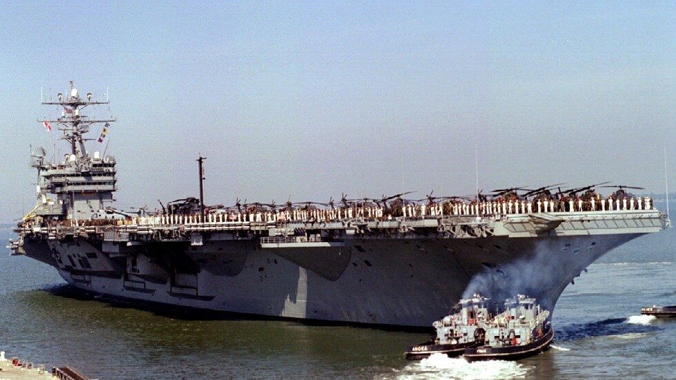 دخول مجموعة بحرية أمريكية تتقدمها حاملة ذرية مياه المتوسط