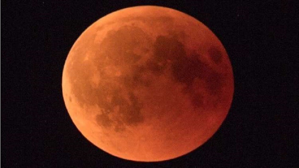 تباين الآراء لدى الخبراء الروس والأمريكيين عن مواصفات المدار القمري