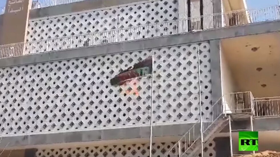 رفع العلم الليبي على مبنى السفارة الليبية في دمشق