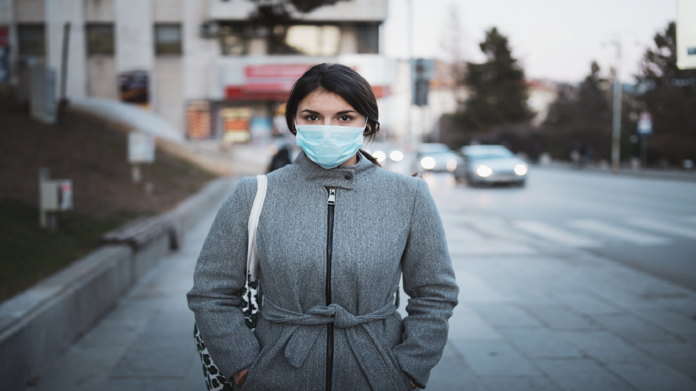 ليتواني يحبس زوجته في الحمام خوفا من إصابتها بكورونا