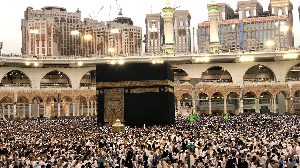 السعودية تعلق العمرة مؤقتا للمواطنين والمقيمين في المملكة