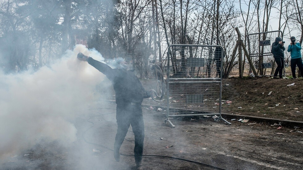 اليونان: الشرطة التركية تدفع المهاجرين نحو الحدود بالغاز المسيل للدموع