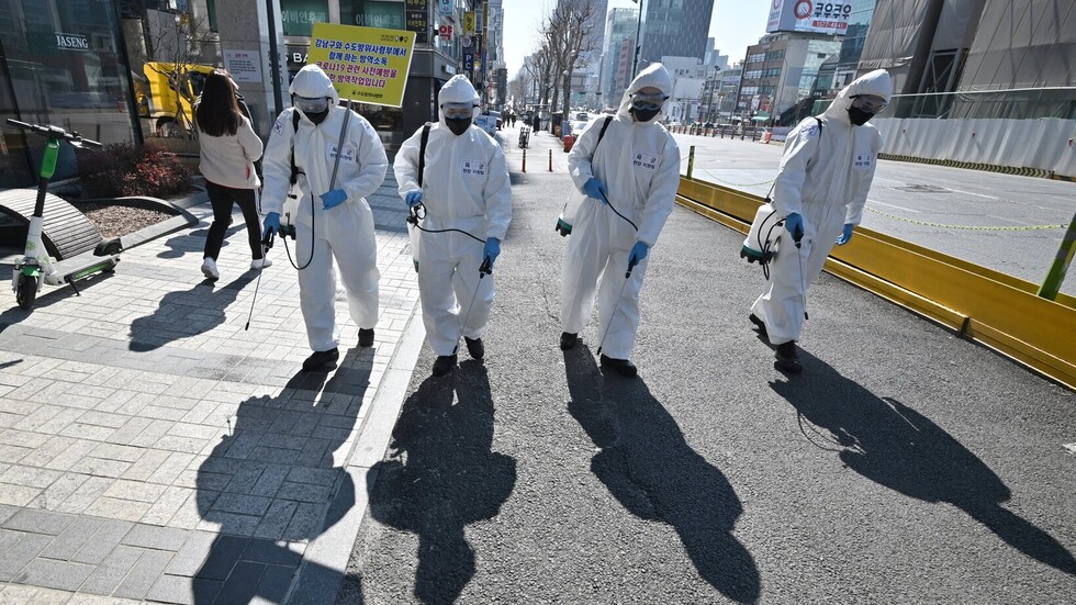 ليتواني يتقي شر"كورونا" بسجن زوجته في الحمام!