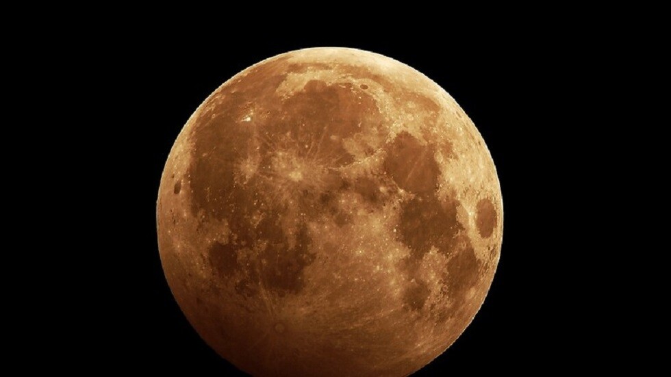 شركة روسية تقترح إطلاق أقمار صناعية إلى القمر