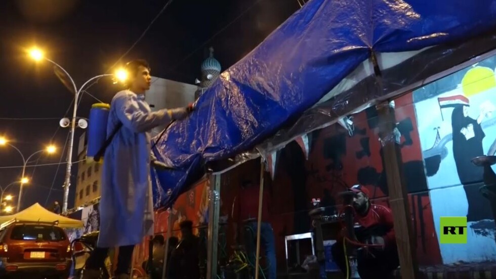 متطوعون يعقمون ميدان التحرير في العراق