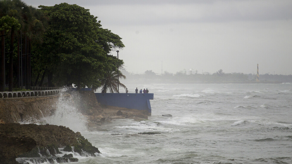 الغواصة الأكثر سرية في العالم تطفو على السطح!