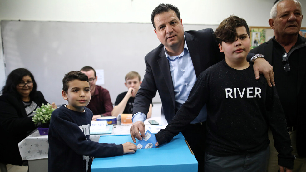 إسرائيل.. "القائمة المشتركة" تطرح شروطها لدعم ترشيح غانتس لرئاسة الحكومة