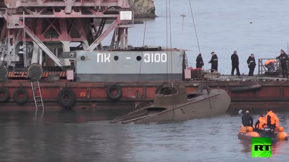 انتشال قارب طوربيد يعود إلى الحرب العالمية الثانية