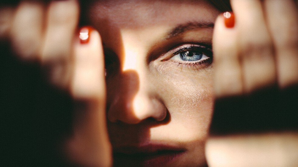 لماذا يصعب علينا التوقف عن لمس وجوهنا رغم التحذيرات بشأن عدوى كورونا؟