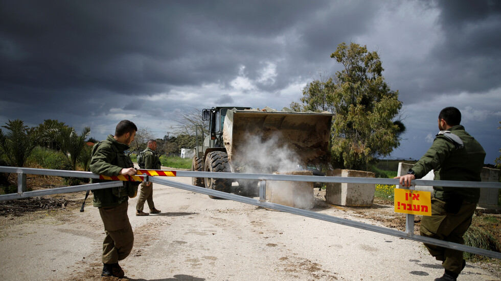 إسرائيل تفرض طوقا أمنيا شاملا على الضفة وتغلق المعابر مع غزة