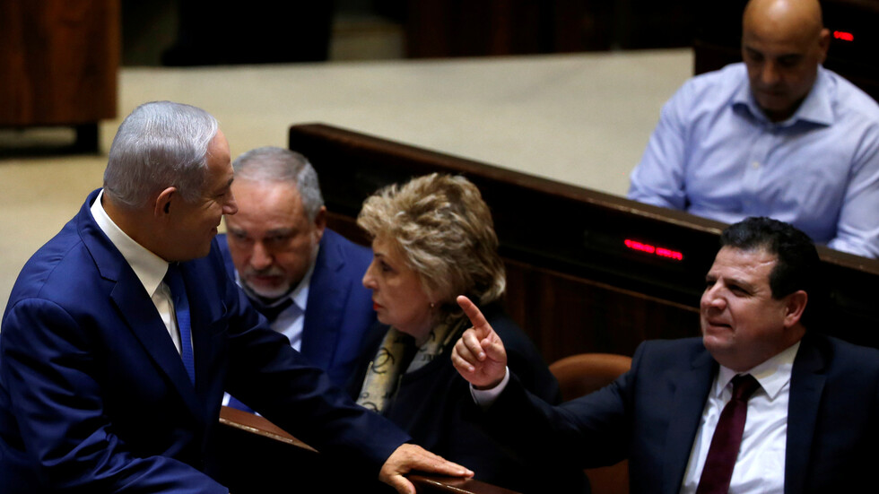 نتنياهو يحذر من "القائمة المشتركة" ويتهمها بدعم الإرهاب