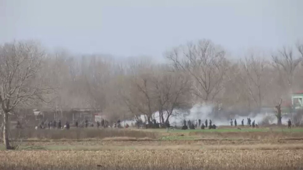 اشتباكات عنيفة بين الشرطة اليونانية والمهاجرين على الحدود مع تركيا