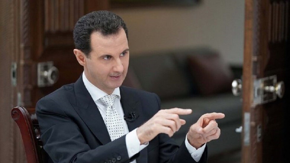 ما سر زجاجة ظهرت خلف الأسد بحسب السوريين؟ هل هي قصة خيالية يتم تداولها على أنها حقيقة؟ (صور + فيديو)