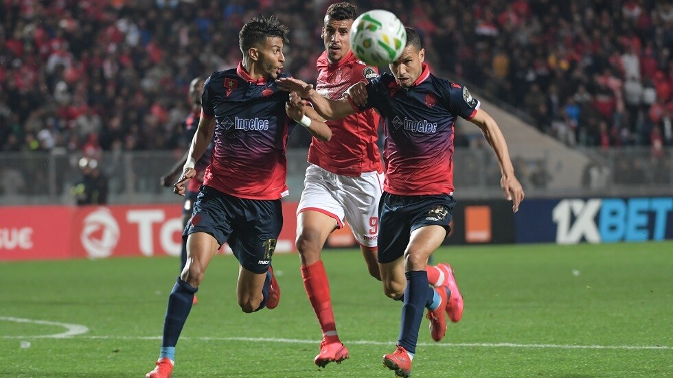 شاهد.. حالة تحكيمية نادرة في مباراة الساحلي التونسي والوداد المغربي