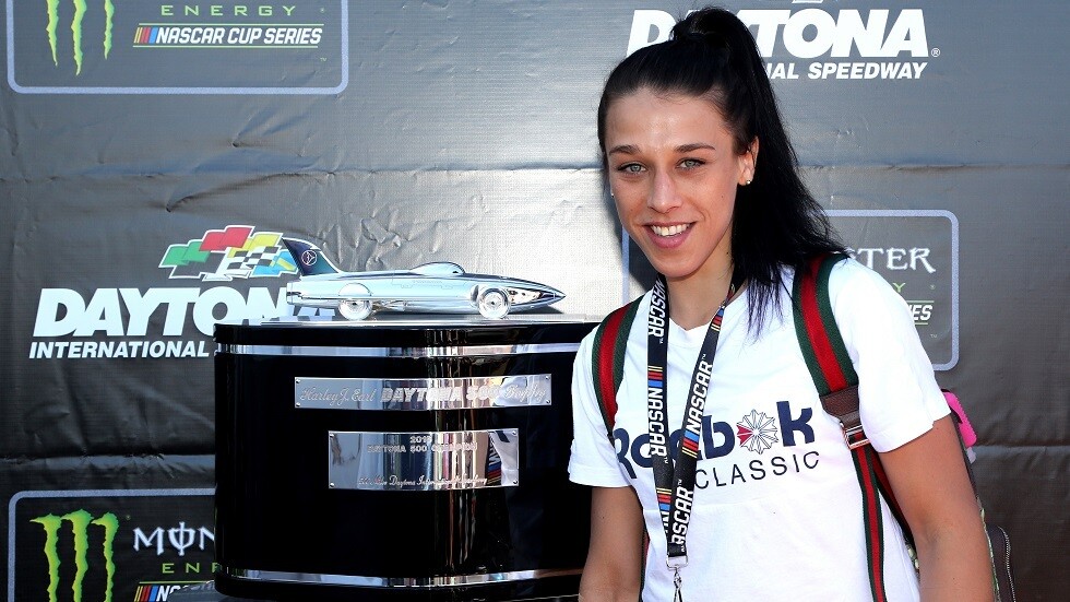 مقاتلة صينية تشوه وجه بطلة بولندية.. فيديو