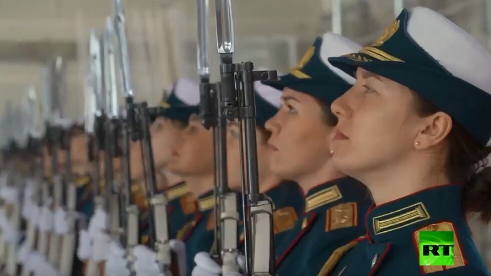 شاهد.. فتيات روسيات يقدمن عرضا عسكريا