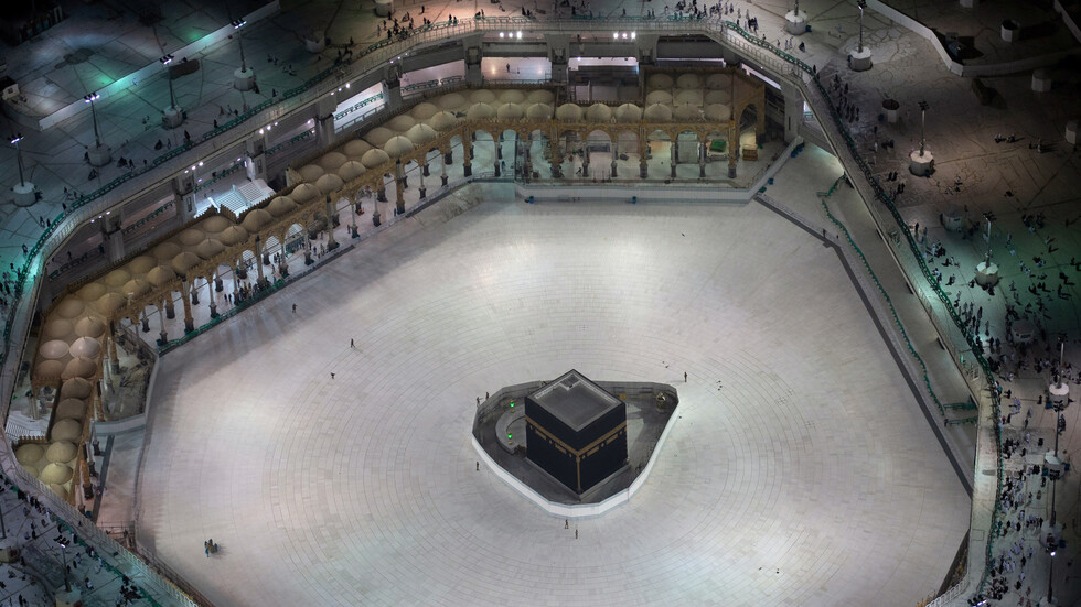 السعودية تعلق الأنشطة الدينية العامة في كل مساجد المملكة بسبب فيروس كورونا