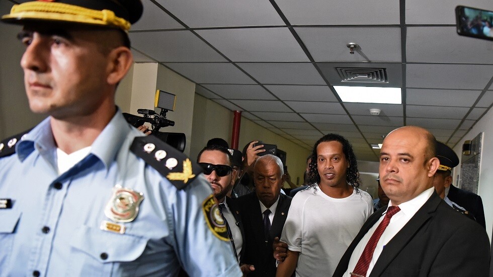 الابتسامة لا تفارقه.. أول صورة لرونالدينيو من داخل السجن في باراغواي