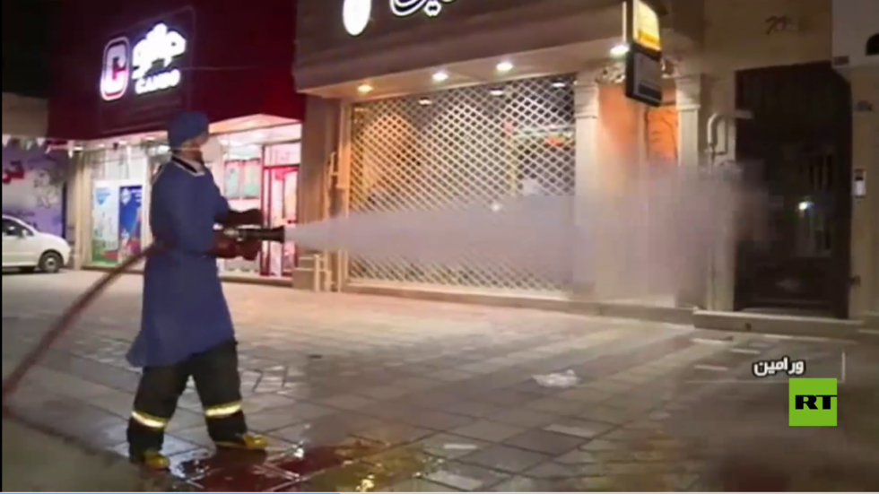 إيران تكافح كورونا عبر تطهير الشوارع