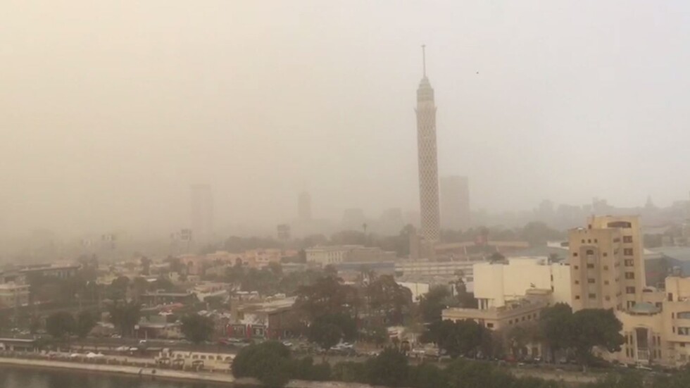 بالفيديو.. عاصفة رملية تضرب القاهرة