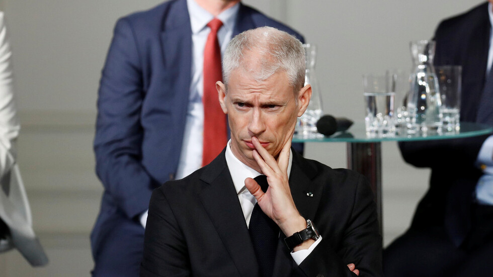 مصدر مطلع: وزير الثقافة الفرنسي مصاب بفيروس كورونا