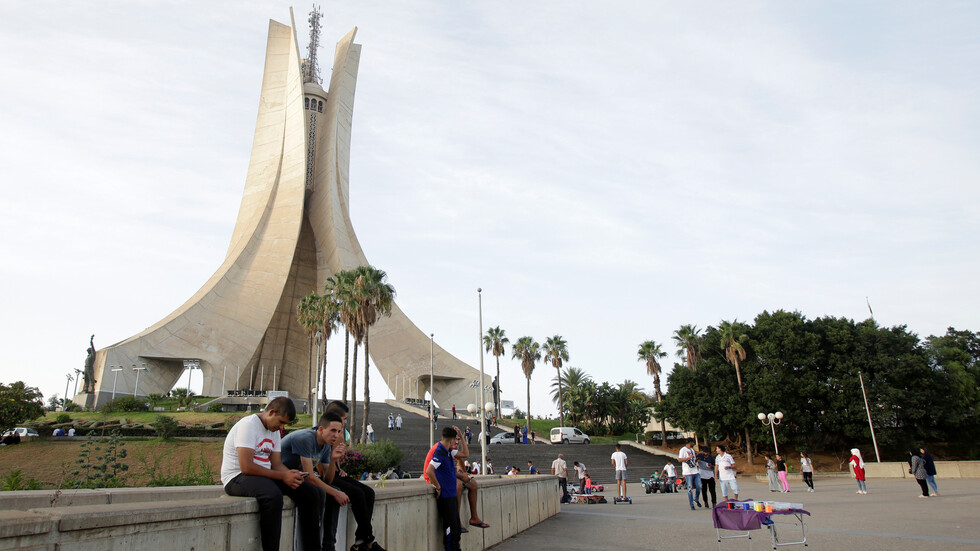 رئيس الوزراء الجزائري يتحدث عن "أزمة متعددة الأبعاد" تواجه بلاده