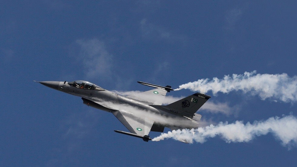 مقتل طيار في تحطم مقاتلة "إف-16" باكستانية في إسلام آباد (فيديو)