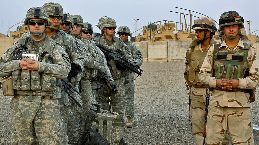 سقوط 10 صواريخ من نوع 