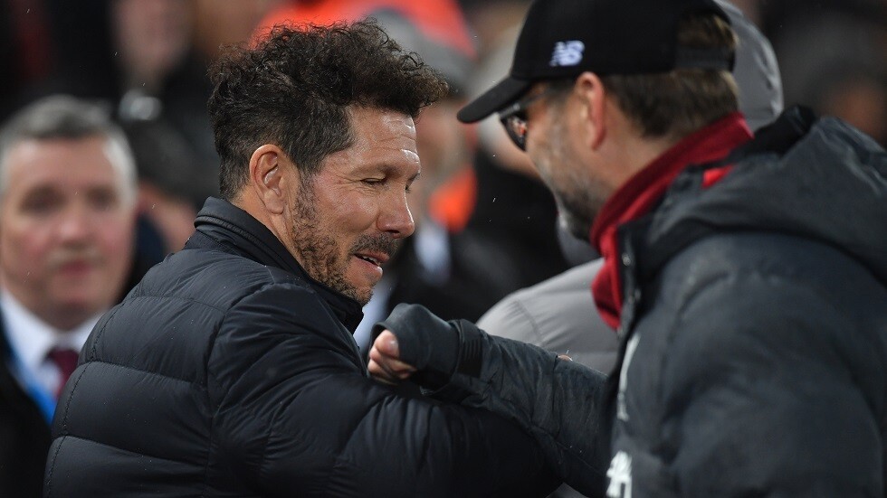 مصافحة غريبة من كلوب وشتائم بحق الجماهير التي طلبت مصافحته (فيديو)