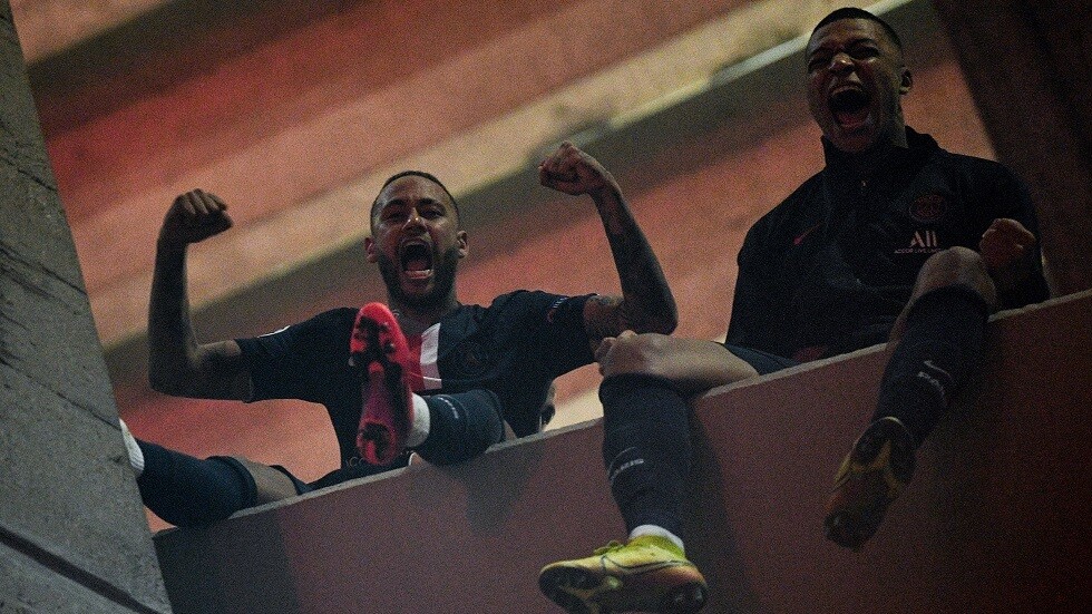 بالفيديو.. نيمار ومبابي يسخران من نجم دورتموند بوضعية 