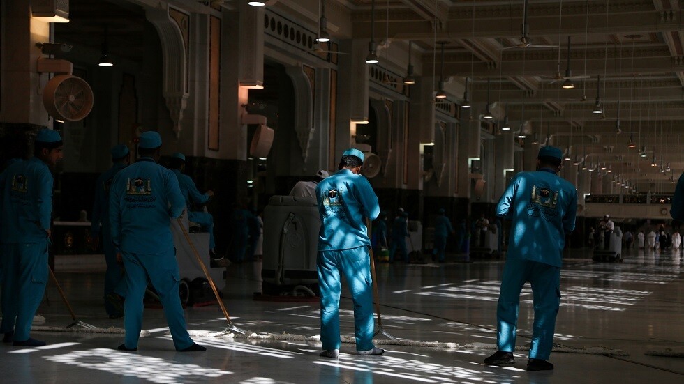 هيئة كبار العلماء السعودية: يحرم على المصاب بكورونا صلاة الجمعة والجماعة