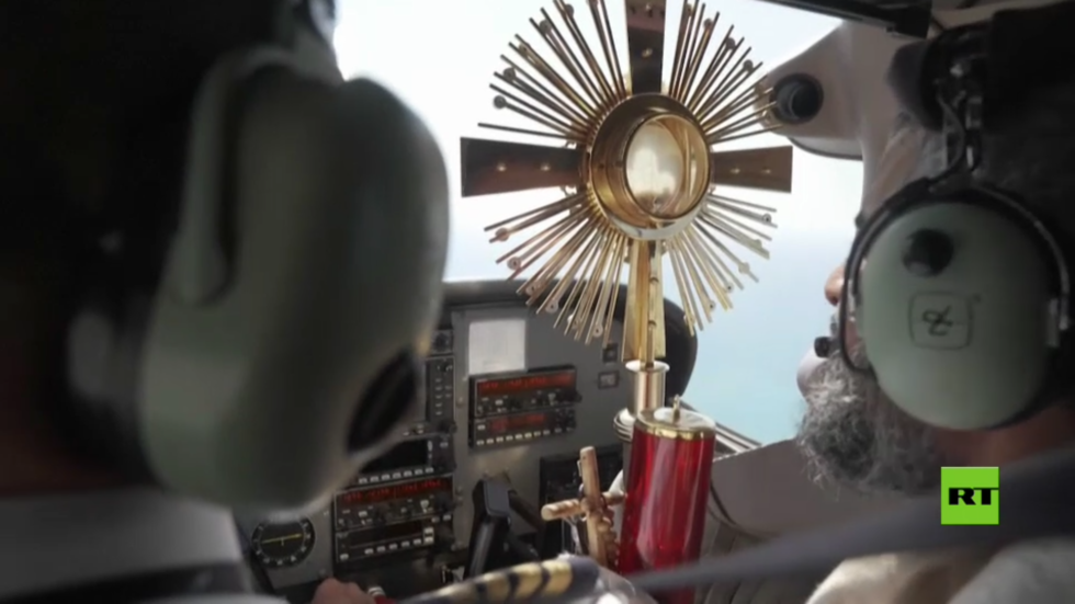 رجل دين مسيحي يحلق بطائرة فوق لبنان 