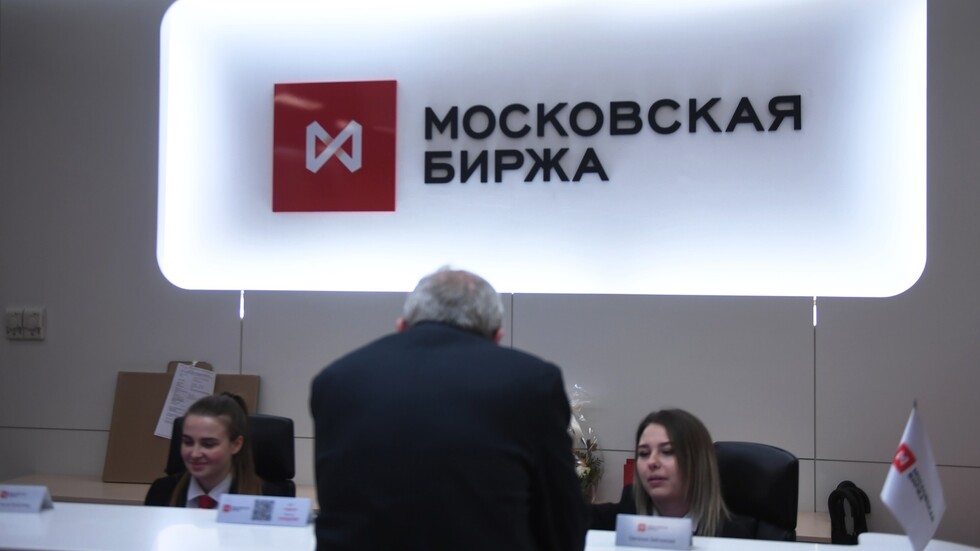 بورصة موسكو تعوض بعض خسائرها